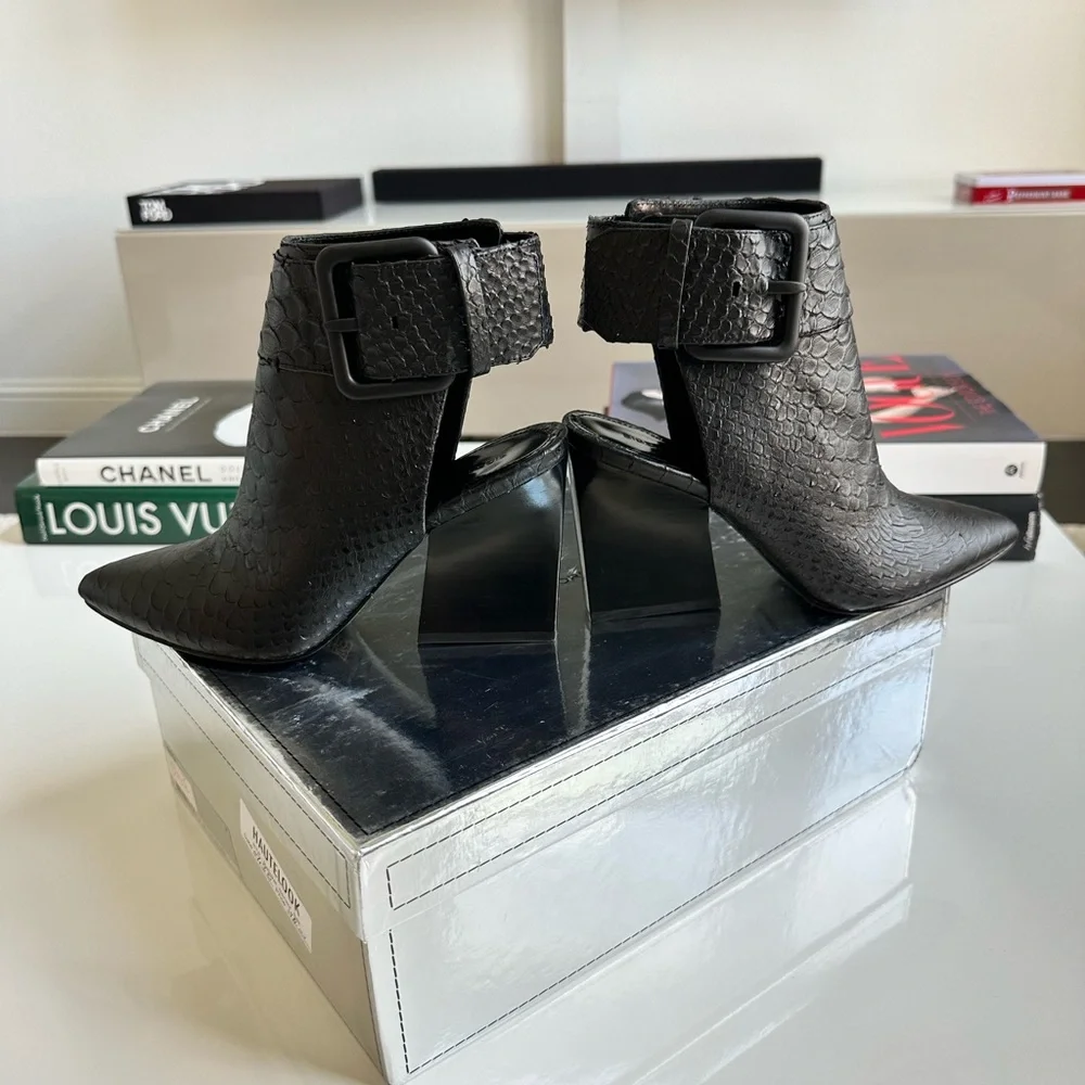 NWT SIGERSON MORRISON Buckle Pointed Toe Ankle Boots Size 7